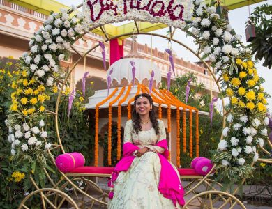 floral-arrangement-floral-pink-dupatta-lovely-picture-offbeat-mehndi-decor-for-the-pretty-bride