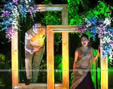 outdoor-prop-and-flower-decoration-ideas-wooden-frames-decorated-with-fresh-flowers
